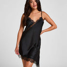 Hunkemöller Satin Lace Asymmetric natkjole, sort - 306218 - Caviar - Caviar