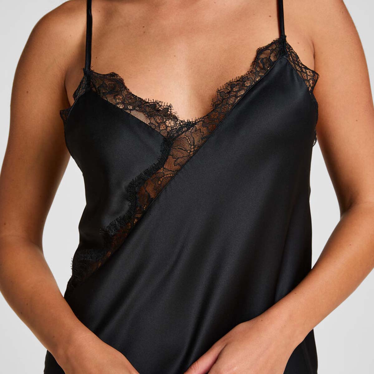 Hunkemöller Satin Lace Asymmetric natkjole, sort - 306218 - Caviar - Caviar